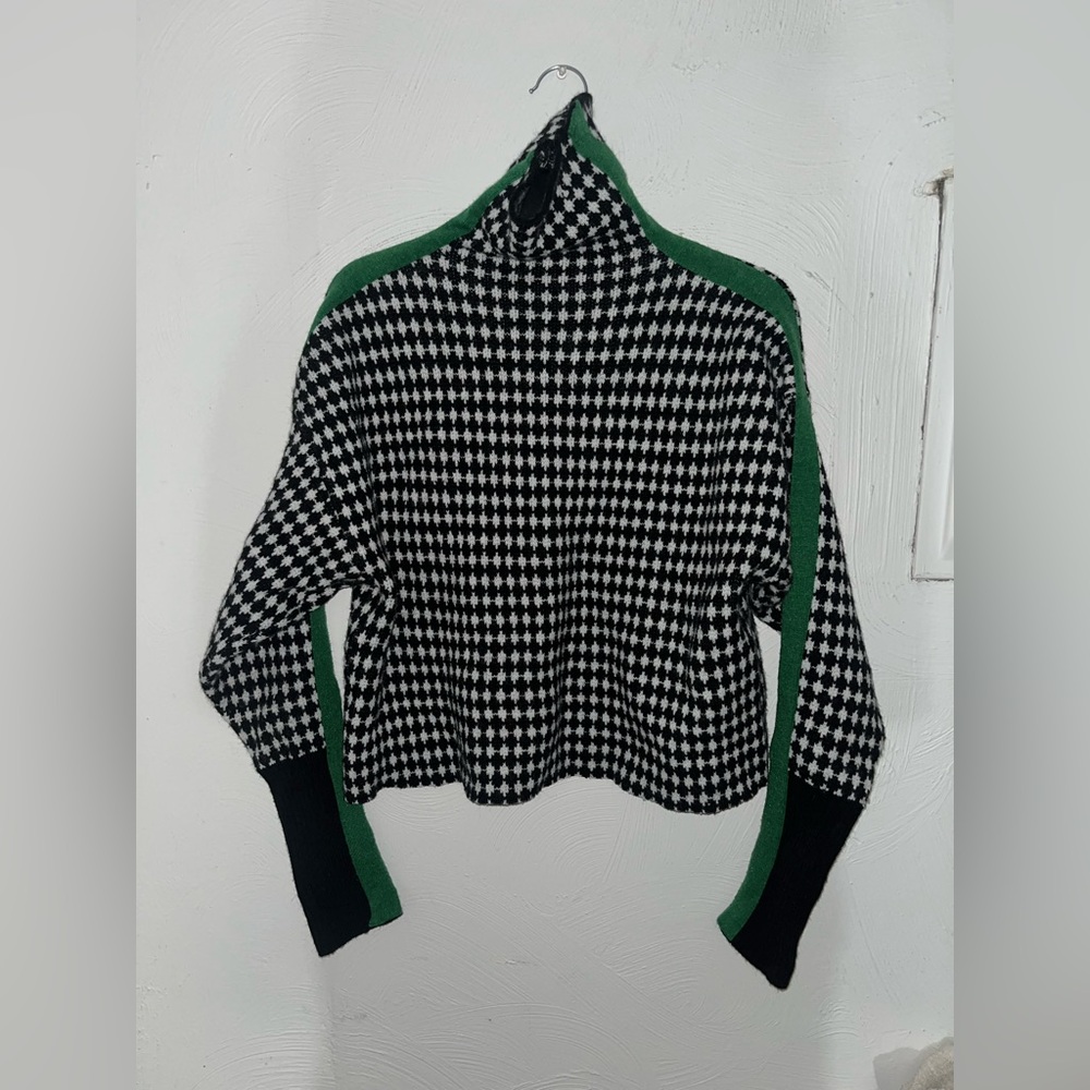 Houndstooth print turtleneck sweater. Cropped. Size M.